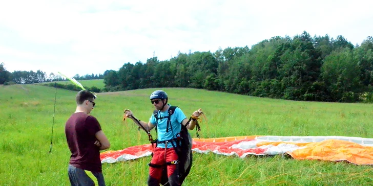 Adrenalin v oblacích: paraglidingový tandemový let se špetkou akrobacie