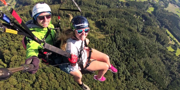 Adrenalin v oblacích: paraglidingový tandemový let se špetkou akrobacie