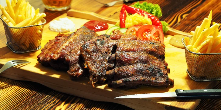 Pořádná bašta: až kilo uzených žeber z grilu, hranolky, omáčky a obloha