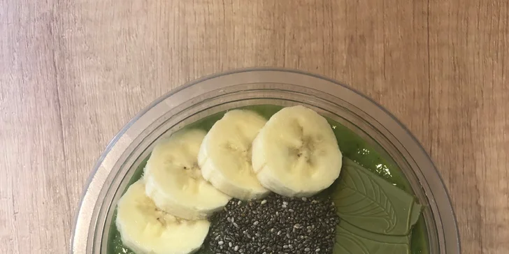 Zdravá miska plná dobrot: ovoce, špenát, matcha i mléko