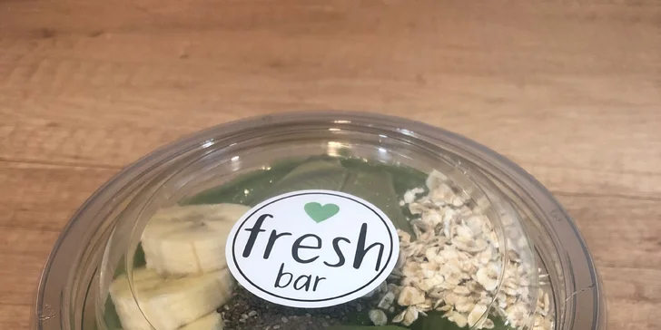 Zdravá miska plná dobrot: ovoce, špenát, matcha i mléko