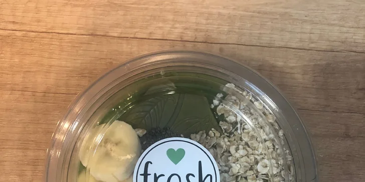 Zdravá miska plná dobrot: ovoce, špenát, matcha i mléko