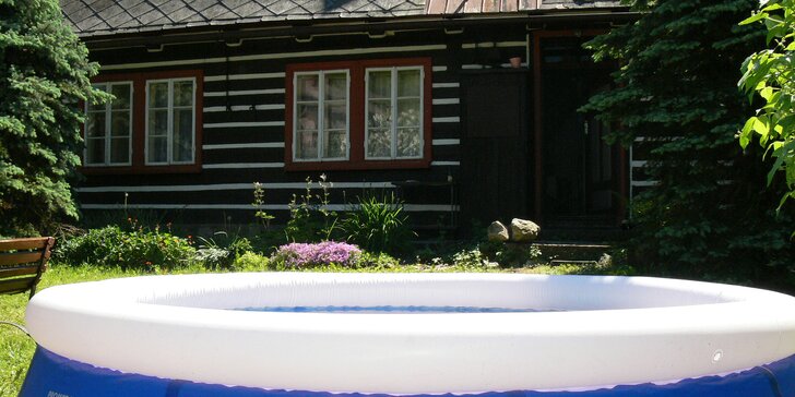 Pobyt v podhůří Krkonoš pro partu i rodinu: pronájem roubenky se saunou a venkovní vířivkou