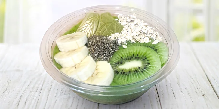 Zdravá miska plná dobrot: ovoce, špenát, matcha i mléko