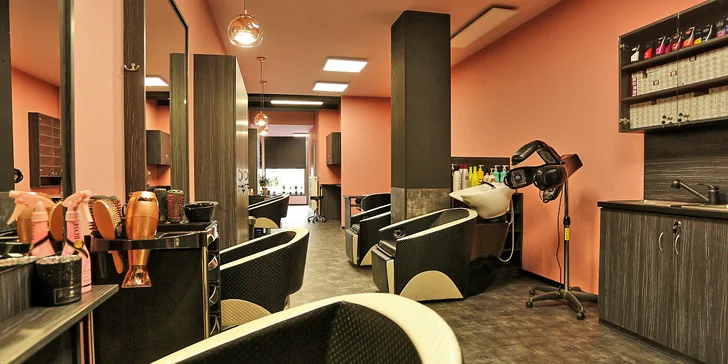 V salonu IWhairstylist si vyberte, zda chcete vlasy ostříhat, dobarvit nebo úplně změnit barevný odstín.