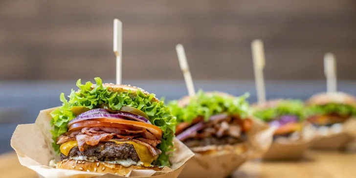 Burgerové menu s hranolky a bezedným nápojem pro 1 i 2 os.