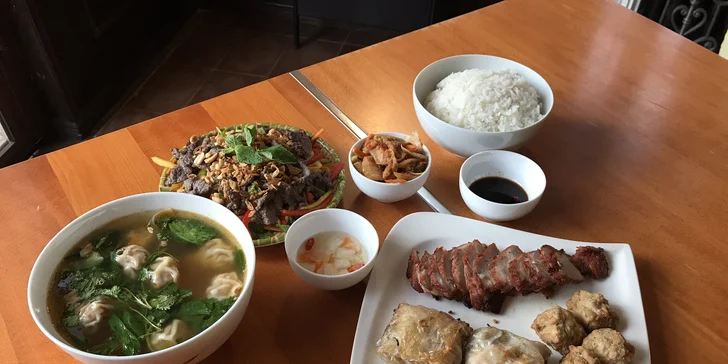 Ochutnejte menu plné vietnamských chutí: polévka, krabí závitky, krevety i dezert až pro 8