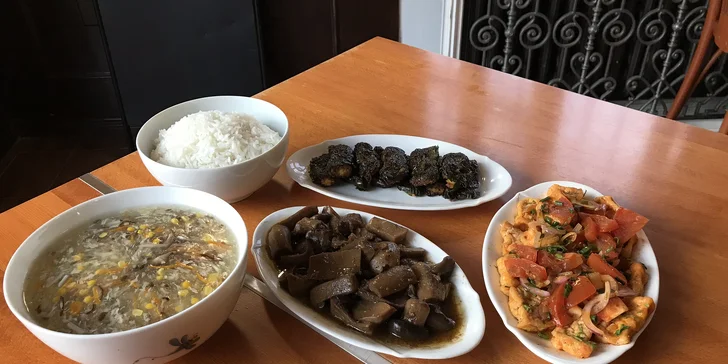 Ochutnejte menu plné vietnamských chutí: polévka, krabí závitky, krevety i dezert až pro 8