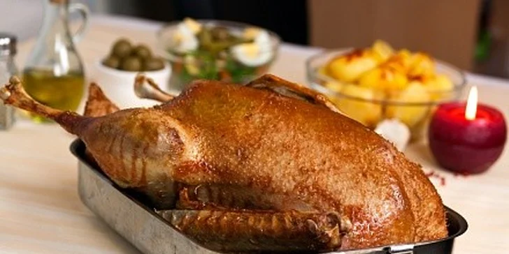 4kilová víkendová pečená husa se zelím a domácími knedlíky