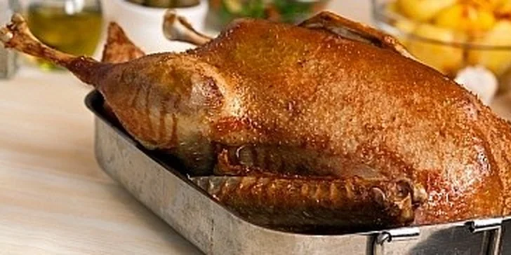 4kilová víkendová pečená husa se zelím a domácími knedlíky
