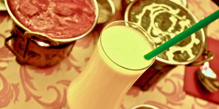 Indické menu pro 2 nebo 4 osoby v restauraci s krásnou zahrádkou