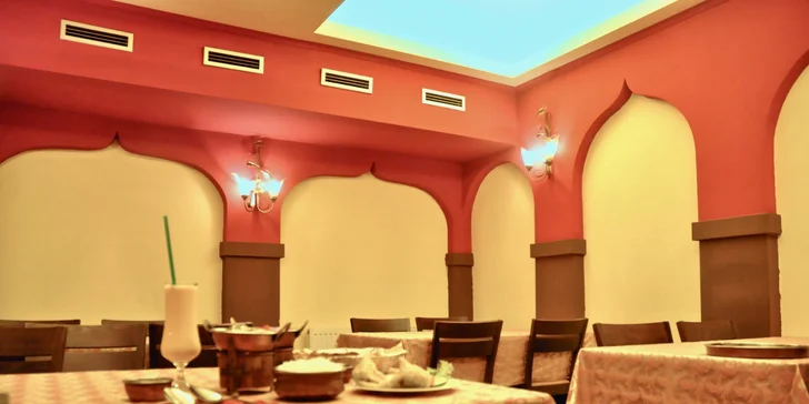 Indické menu pro 2 nebo 4 osoby v restauraci s krásnou zahrádkou