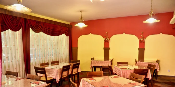 Indické menu pro 2 nebo 4 osoby v restauraci s krásnou zahrádkou