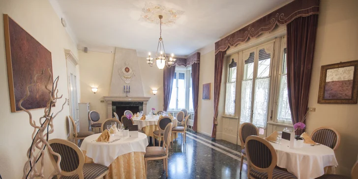 Kromě restaurace je v hotelu lobby bar a v sezóně bar u bazénu.