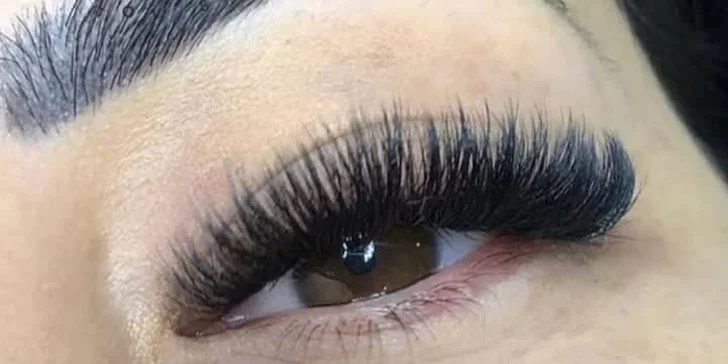 Okouzlující pohled: objemové řasy 3D až 8D nebo Lash lifting