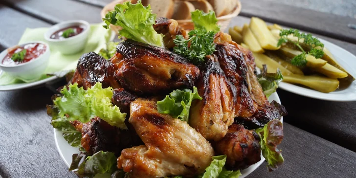 1,5 kg pečených kuřecích křídel, chleba, zeleninová obloha a omáčky