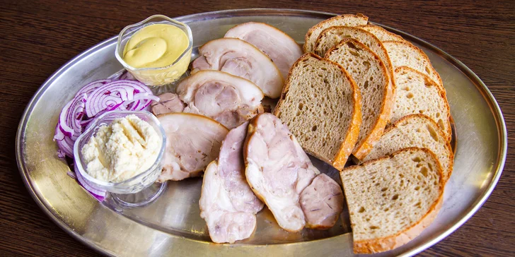 110 minut bowlingu a 800 g vepřového kolena s přílohou