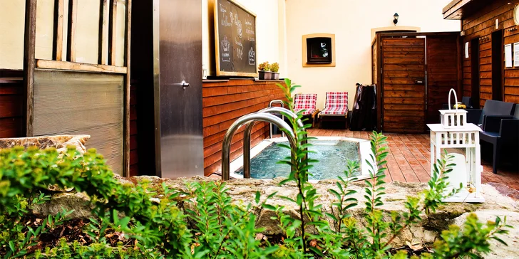 Privátní venkovní wellness na 2 hodiny, 2x 1,5 l Počernické 12° a prkénko italských uzenin