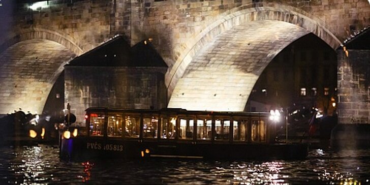 Valentýn na lodi pod Karlovým mostem