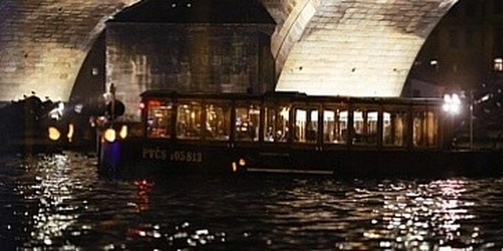 Valentýn na lodi pod Karlovým mostem