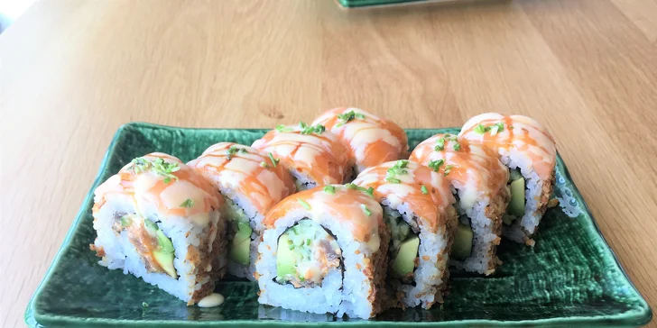 Japonská dobrota: 24, 32 nebo 40 ks sushi i s miso polévkami a saláty