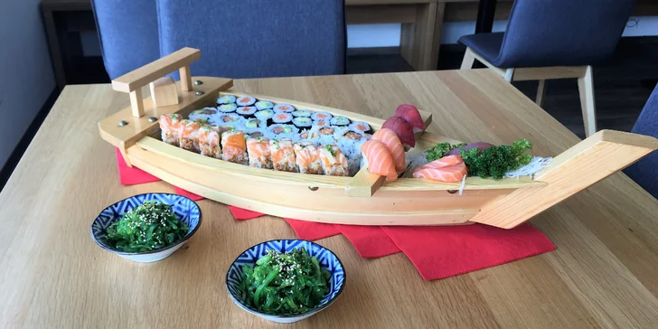 Japonská dobrota: 24, 32 nebo 40 ks sushi i s miso polévkami a saláty
