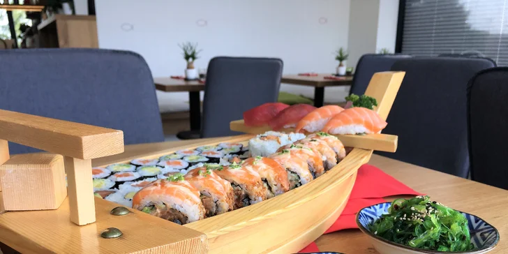 Japonská dobrota: 24, 32 nebo 40 ks sushi i s miso polévkami a saláty