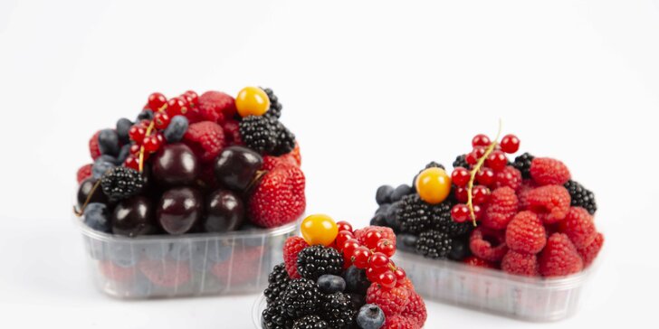 Mix čerstvého ovoce z Havelského trhu: maliny, jahody, ostružiny a další