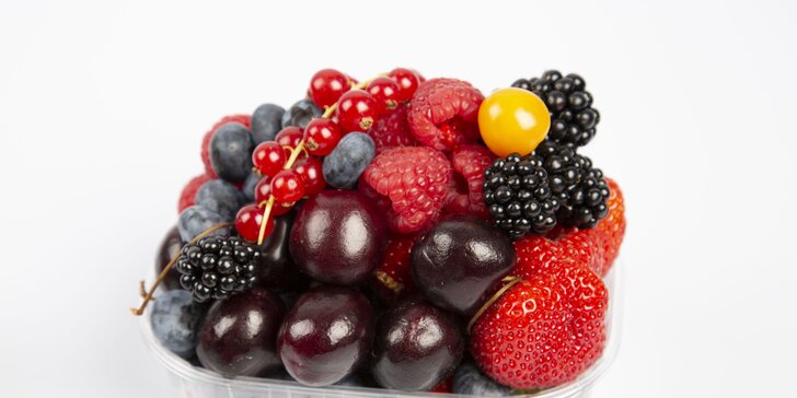 Mix čerstvého ovoce z Havelského trhu: maliny, jahody, ostružiny a další