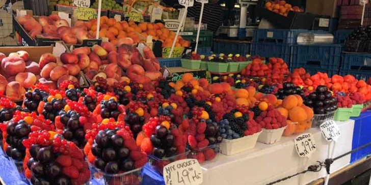 Mix čerstvého ovoce z Havelského trhu: maliny, jahody, ostružiny a další