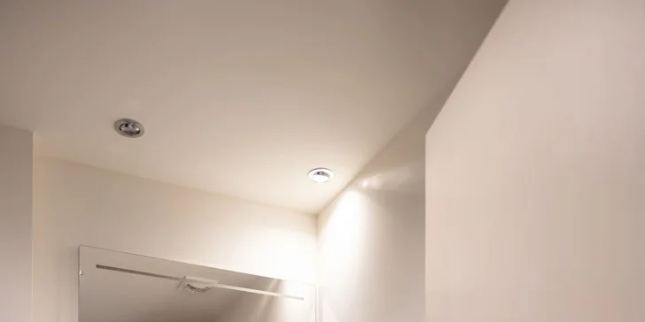 Ke každému pokoji patří koupelna se sprchou. 