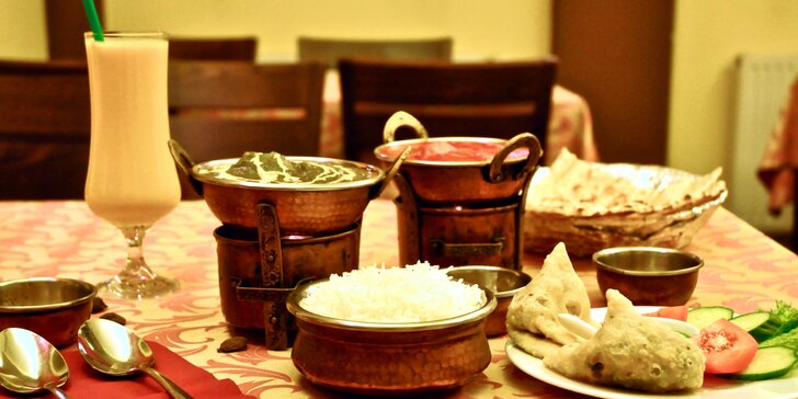 Indické menu pro 2 nebo 4 osoby v restauraci s krásnou zahrádkou