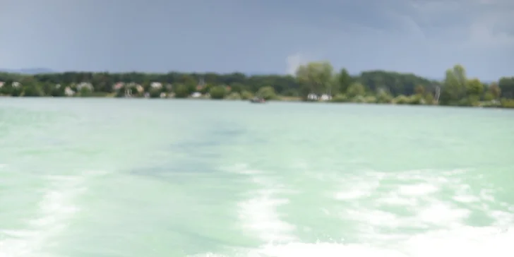 30 nebo 60 min. wakesurfingu či wakeboardingu za speciální lodí