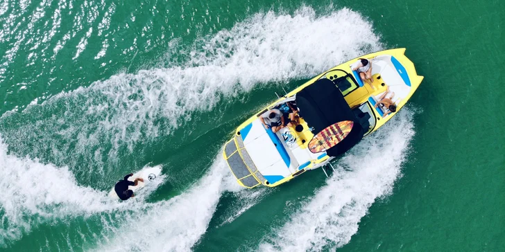 30 nebo 60 min. wakesurfingu či wakeboardingu za speciální lodí
