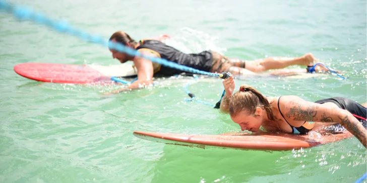 30 nebo 60 min. wakesurfingu či wakeboardingu za speciální lodí