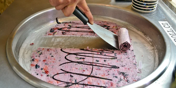 Rolovaná zmrzlina: ingredience podle vašeho výběru a příprava přímo před vámi