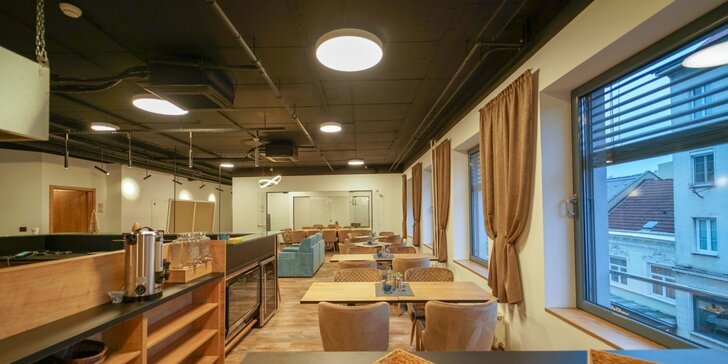 Ubytování v moderním kapslovém hostelu v centru Bratislavy se snídaní pro 1 až 3 osoby