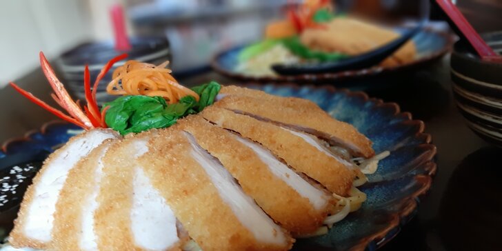 Dvouchodové japonské menu pro dva: miso polévka s tofu a ramen nudle s kuřecím masem