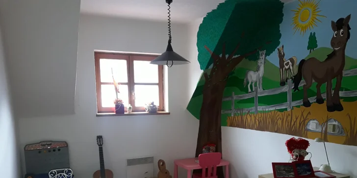 Nechybí dětský koutek.