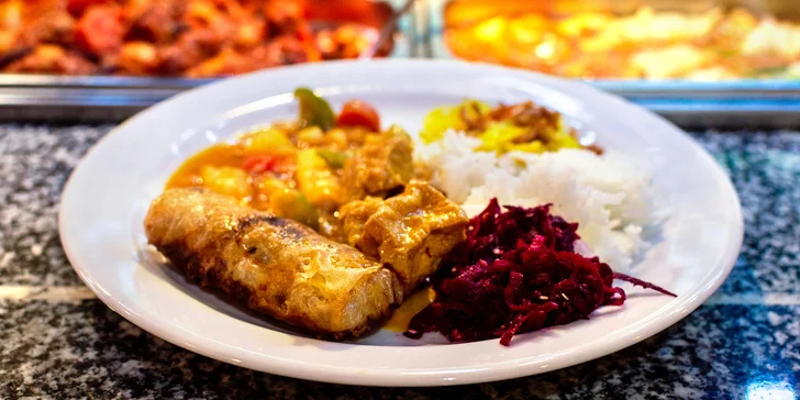 300 g jídla podle výběru ve veganském asijském bufetu Amitabha v Karlíně