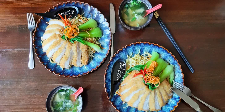 Dvouchodové japonské menu pro dva: miso polévka s tofu a ramen nudle s kuřecím masem