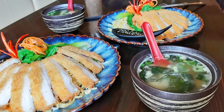 Dvouchodové japonské menu pro dva: miso polévka s tofu a ramen nudle s kuřecím masem