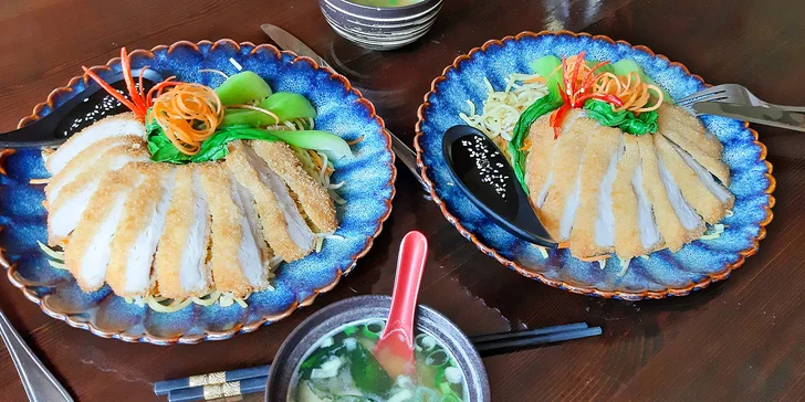 Dvouchodové japonské menu pro dva: miso polévka s tofu a ramen nudle s kuřecím masem