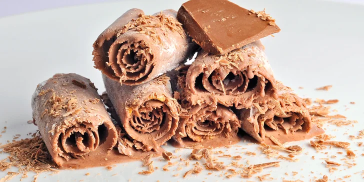 Rolovaná zmrzlina: ingredience podle vašeho výběru a příprava přímo před vámi