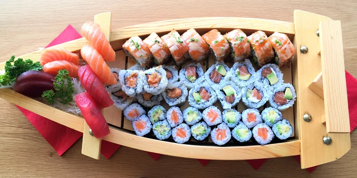Japonská dobrota: 24, 32 nebo 40 ks sushi i s miso polévkami a saláty