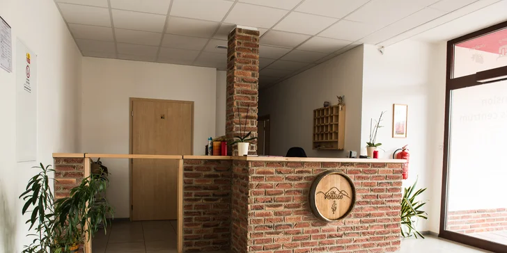 Romantika pro dva: wellness ve vířivém sudu s mísou ovoce, sektem nebo pečenými žebry