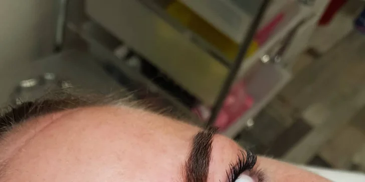 Krásná hned po probuzení: Permanentní makeup obočí metodou shading ombre