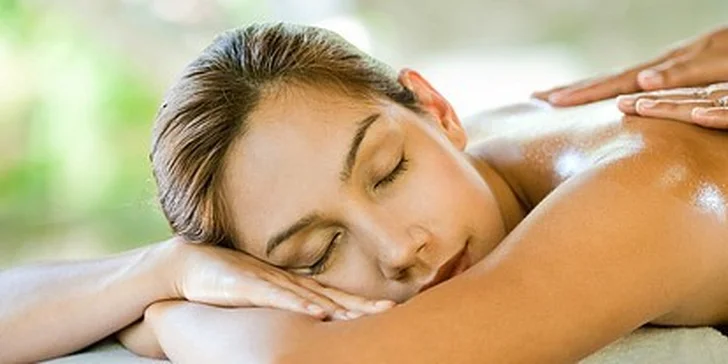 Relaxační masáž zad, šíje a pánve v salonu Masáže Letná