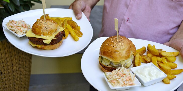 Hovězí nebo veganský burger s hranolky a salátem coleslaw pro 1 i 2 osoby
