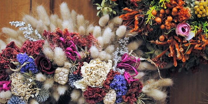 Dvouhodinový floristický kurz: výroba podzimního věnečku na dveře ze sušených a trvalých materiálů
